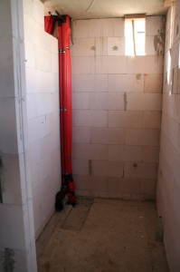 WC mit Wand und Fallrohr